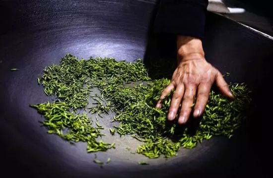 一年卖20亿，小罐茶创始人杜国楹却说“这很可悲”｜咖门