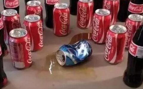 圣诞节前的坟场：可口可乐出了丝带瓶，百事可乐来个蛋糕味儿