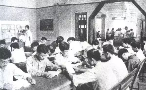 从黑窑洞到时尚大House，死磕80年，中国最大书店卖的不是情怀