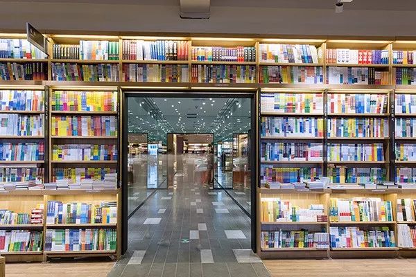 从黑窑洞到时尚大House，死磕80年，中国最大书店卖的不是情怀