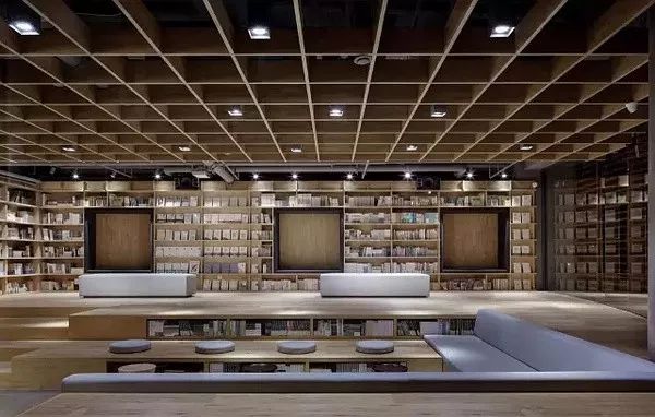 从黑窑洞到时尚大House，死磕80年，中国最大书店卖的不是情怀