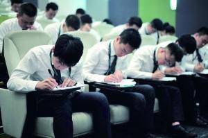 一年卖6000亿，马云马化腾急着送钱，12年干成地产界沙县小吃，他却说做这行没有尊严！