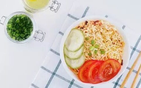 过去58年，方便面一直是奋斗者的良伴，至今都不是油腻的中年人...