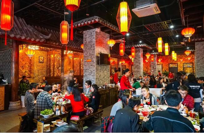 深圳老板开火锅店，利用“免费策略”，月进账141万，套路给你