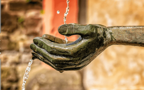 赚不到钱的流量扶持，服装厂老板逃离淘抖快｜井寻
