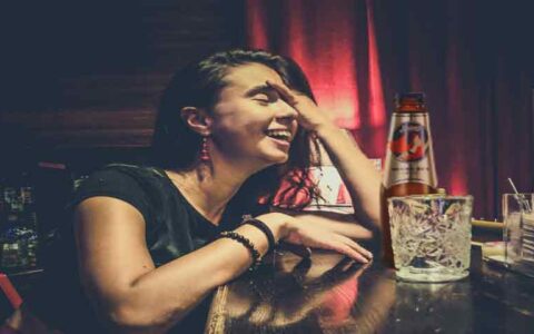 冲刺酒馆第一股：海伦司即将负债上市，距离夜间星巴克还有多远？