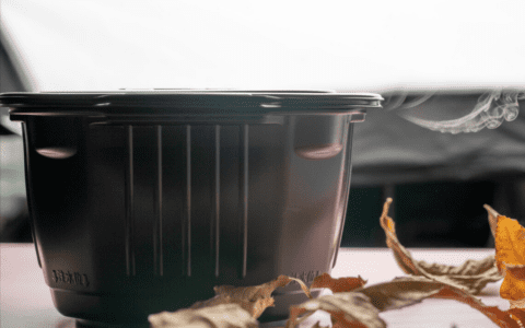 线下餐饮受挫，狂奔的自热速食