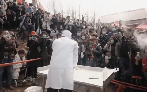 家人团聚成了网红的流量密码，深夜直播中的流量乱象