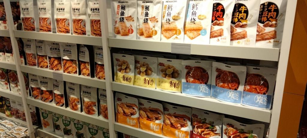 被年轻人捧红的零食集合店,只卷价格不卷品质|锌刻度