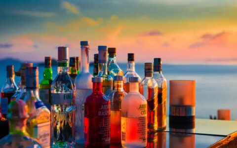 抢茅台的年轻人：酒是用来卖的，不是用来喝的｜豹变