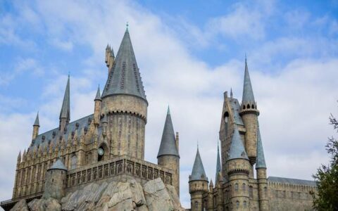 开业一年闭园三次，北京环球影城的坎坷迎客路