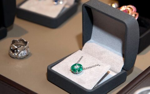 在抖音电商，珠宝潮奢行业商家正成长为文化“讲解员”