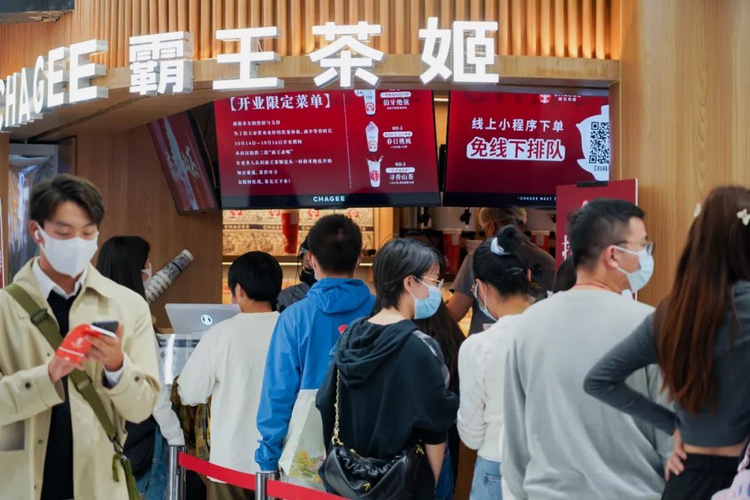 新茶饮加盟浪潮汹涌，霸王茶姬凭何突围？
