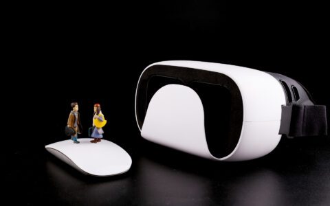 苹果AR眼镜再跳票，而CES上的AR/VR厂商已经开始“掰手腕”