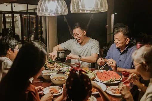 年夜饭预制菜"卷"起来！味知香、千味央厨房谁是"硬菜"？