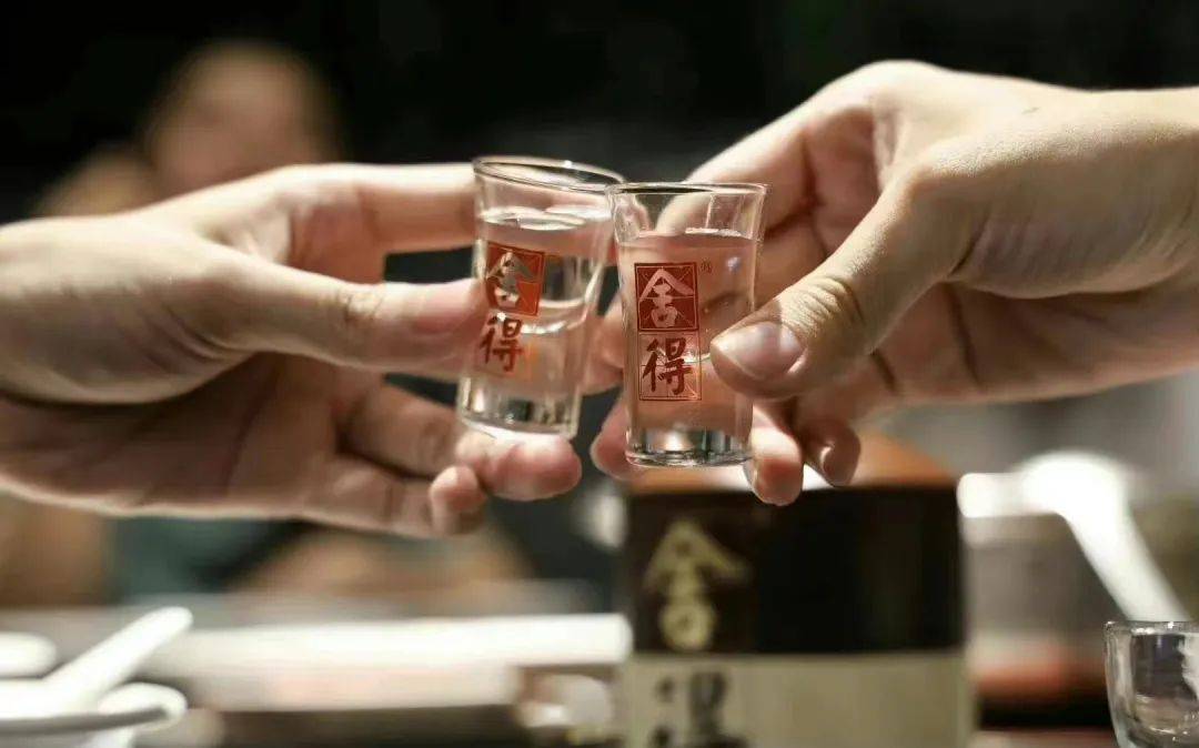 白酒重回春晚C位，舍得、水井坊争夺"川酒老三"