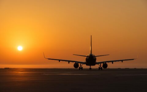 疯狂“五一”：国内游市场迎来复苏新高潮，出境游稍显逊色仍需看待下半场