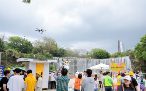 这个五一，景区无人机越过人山人海“空投”外卖