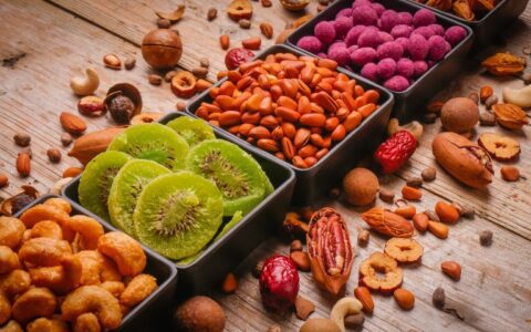 零食赛道的冰与火：关店潮与融资潮并行，下沉市场“热战”已打响