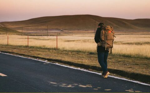 38℃高温下徒步的年轻人
