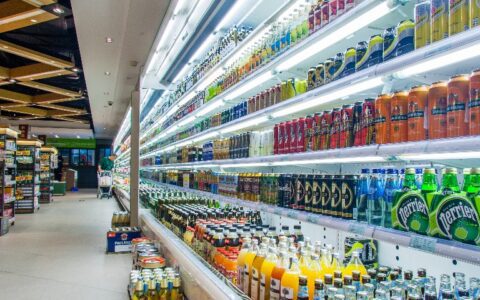 争夺年轻人的胃：咖啡、奶茶卷低价，水果、酸奶成“刺客”