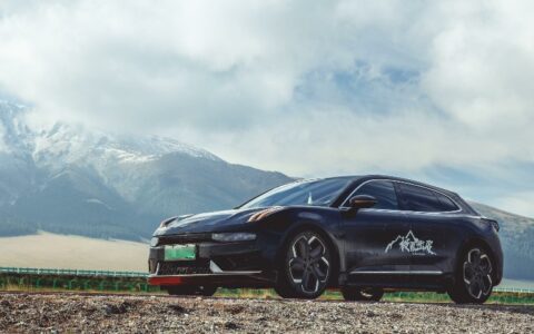 攀登珠峰、穿越无人区，极氪与车主们开启一场“交心”之旅