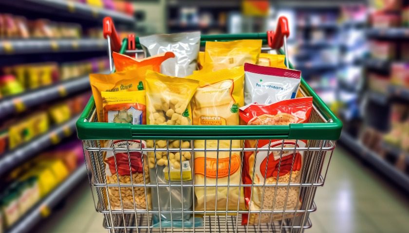 扩张、合并、酣战：零食界“新王”与“旧王”决战下半场
