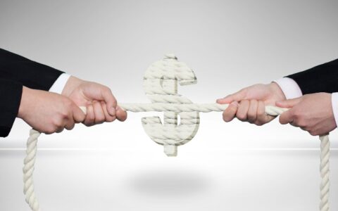 拼低价、蹭流量、喷友商，2023年的商战“杀疯了”