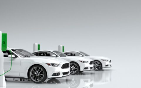 新能源汽车行业价格战加剧：洗牌、压力和向上