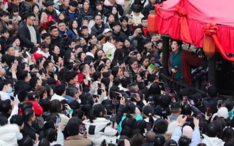 开封王婆，还是败给了“蹭流”网红