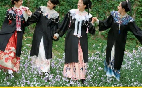 “簪花学士帽和云肩”，毕业季的国风「经济潮」