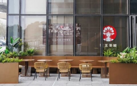 挖人、狂飙、出海，霸王茶姬离星巴克还有多远？