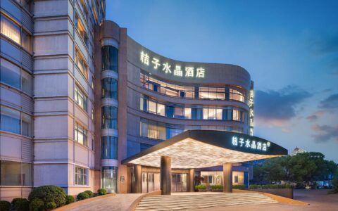 放弃五星级的中产，都去住水晶酒店了