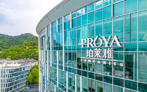 方玉友退场、侯亚孟掌舵，珀莱雅还稳吗？