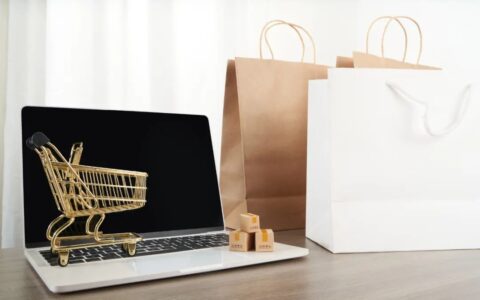 户外鞋履、AI挂烫机、低敏洗护、时尚黄金…..这届年轻人捧出了哪些新风口？