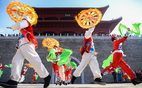 今天“打”县城明天被“流放”，这届游客选择去景区过戏瘾