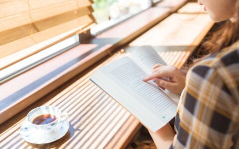 酒吧里聊学术、主题公园上自习，这届年轻人真会“玩抽象”