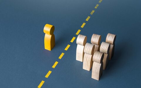 抓紧把酒店关了，去买携程股票