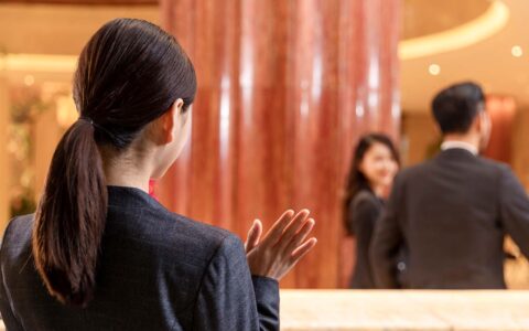 延迟退房,“卷”死酒店