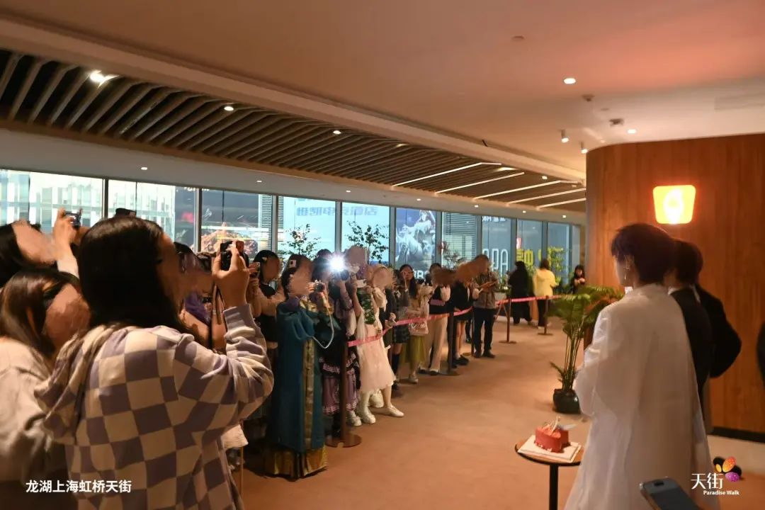 为纸片人庆生：二次元狂欢，三次元狂赚