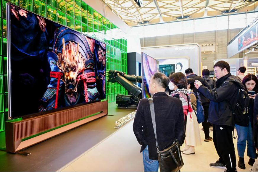 AWE2025中国品牌上桌！海信电视“三色”百吋阵容领跑高端