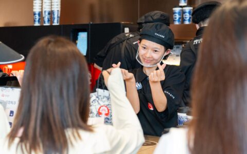 霸王茶姬，在“人”一方