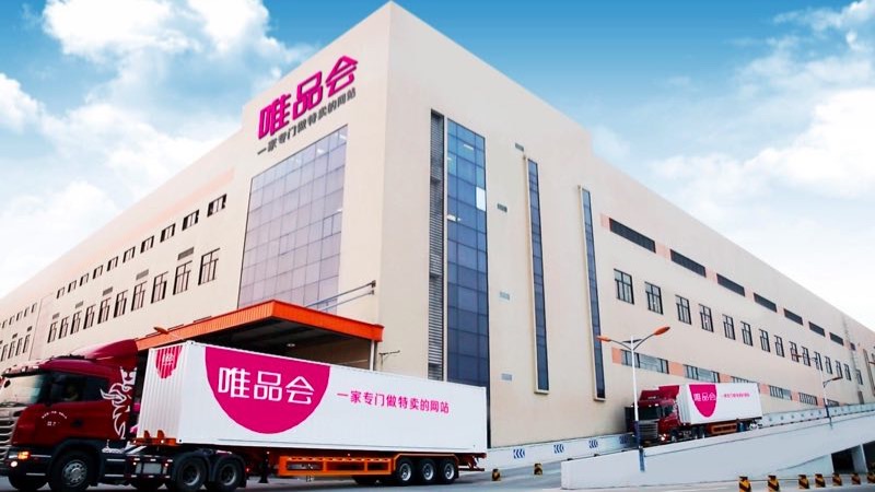 2折抢巴宝莉，中产挤爆奢侈品特卖会