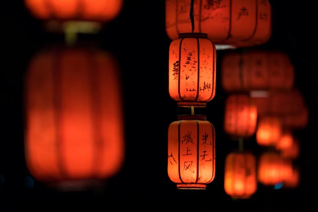 景区里挂红灯笼，谁研究出来的？