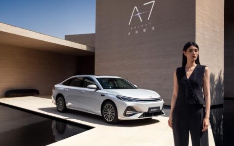 2L级油耗，2100+km续航，全球家轿新标杆吉利银河A7首秀