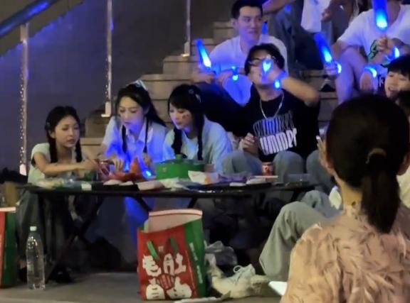闯进毕业季婚礼，锅圈用情绪营销探索品牌新增量