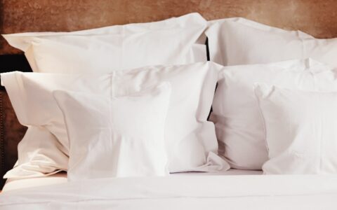 一只枕套，击中亚朵