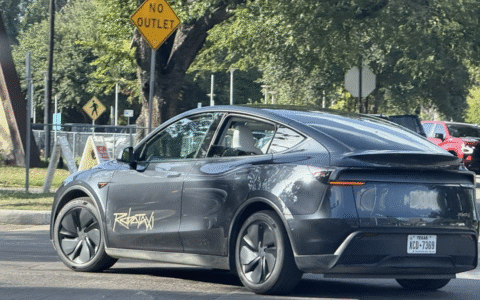 Robotaxi迎来黄金发展期！萝卜快跑、谷歌、特斯拉无人驾驶“三大家”全球竞速