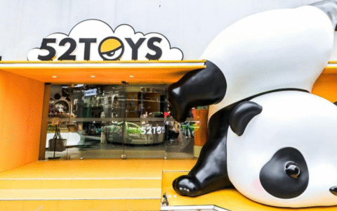 不想做“泡泡玛特第二”，52TOYS的IP故事够性感吗？