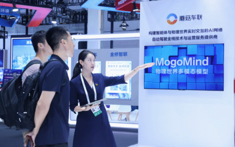 蘑菇车联发布MogoMind物理AI大模型，为单车智能增添“上帝视角”
